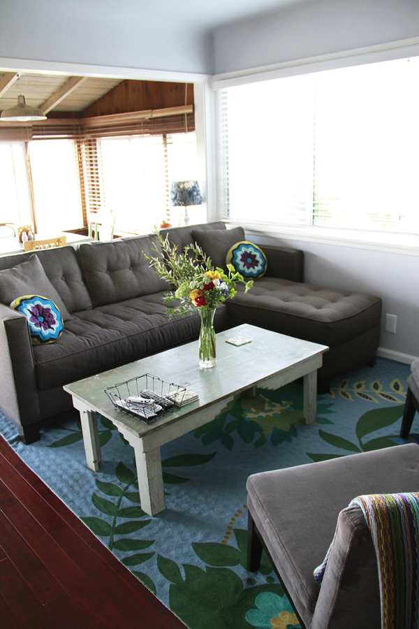 blue-green-living-room-flowers-anthropologie-rug